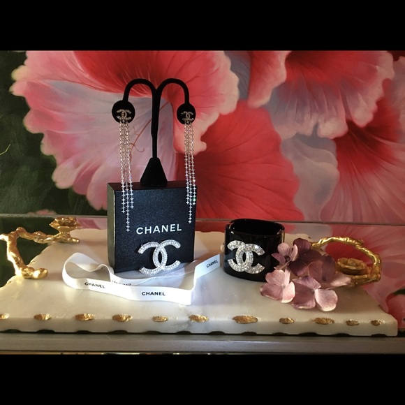 Meet your Posher- ELAINE POSHMARK AMBASSADOR - Picture 7 of 7